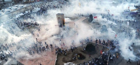 page polis-taksim-meydaninda-toplanan-binlerce-insana-mudahale-etti 802574253